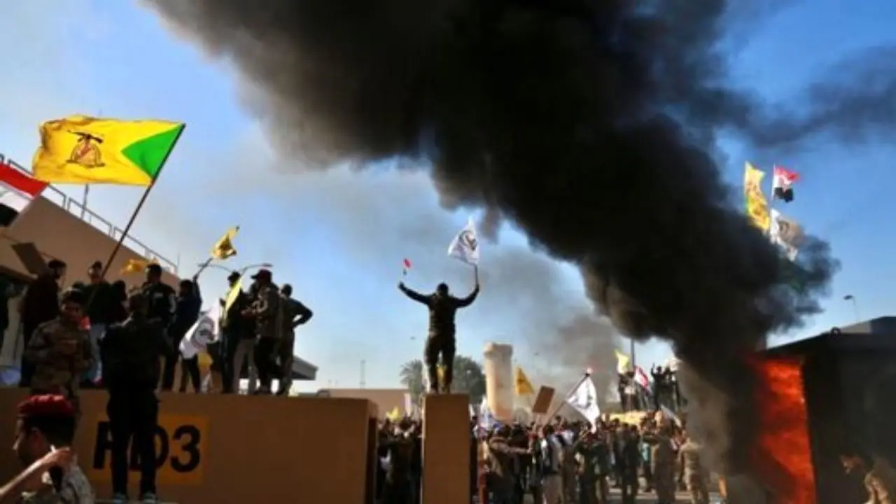 حشد شعبی پادگان‌های آمریکایی را تهدید به محاصره کرد/ حزب‌الله عراق: حمله به سفارت درس اول است