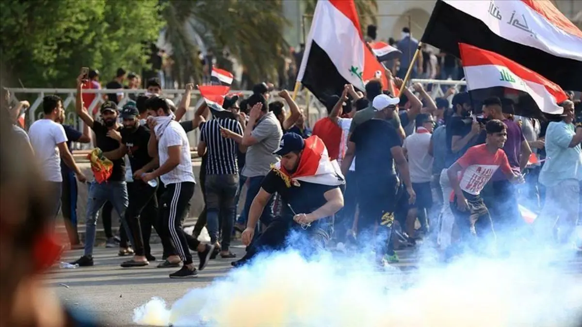 معترضان عراقی دومین درب سفارتخانه آمریکا را آتش زدند