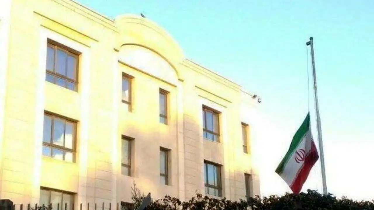 پرچم سفارتخانه‌های ایران در خارج از کشور نیمه افراشته شد