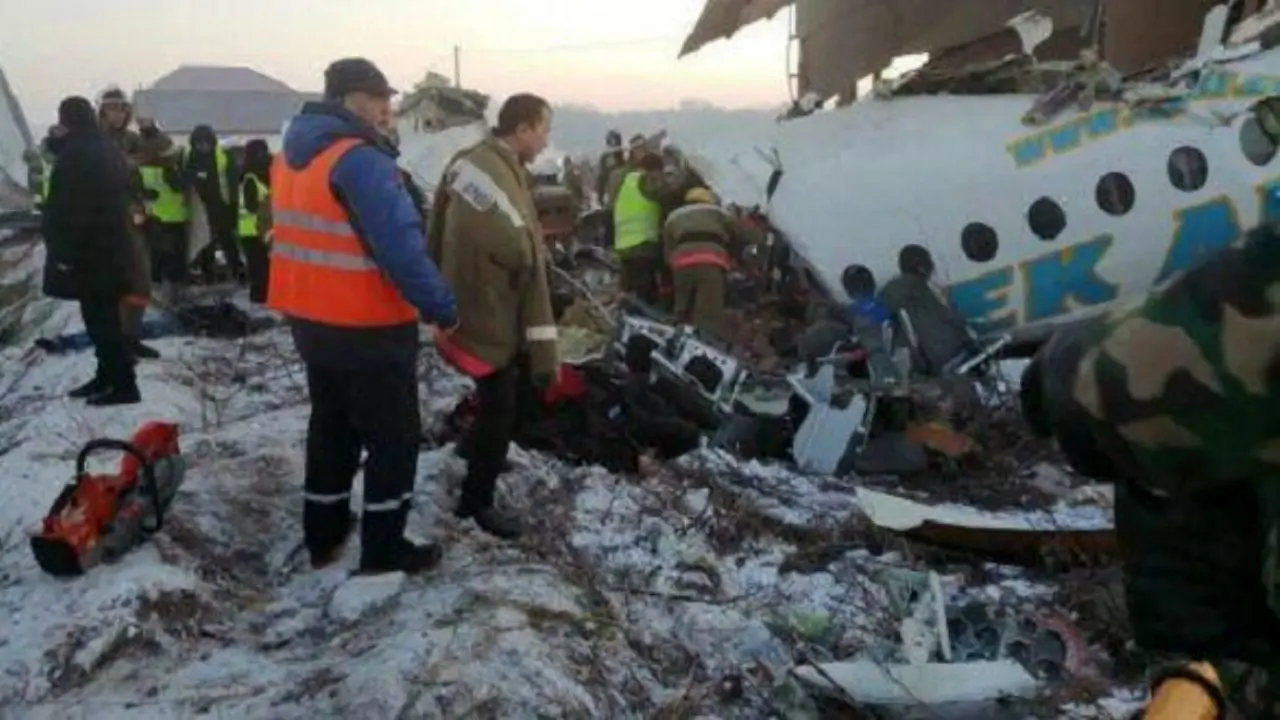 تصاویری از محل سقوط هواپیمای مسافربری قزاقستان + ویدئو