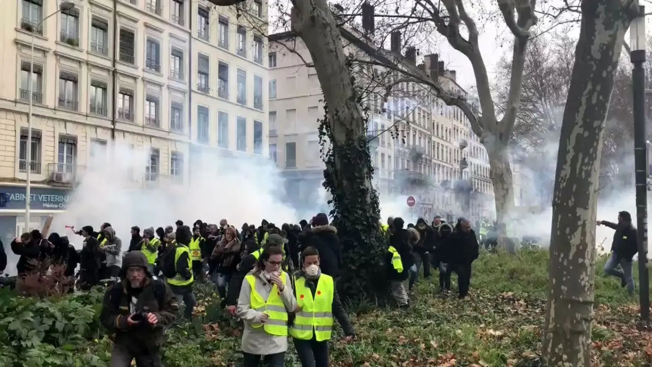 پلیس فرانسه به سوی معترضان در پاریس گاز اشک‌آور شلیک کرد