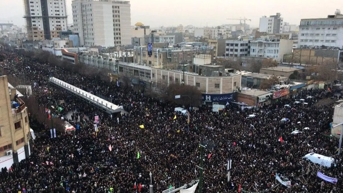 تصاویر هوایی از حضور پرشور مردم مشهد در مراسم تشییع سردار سلیمانی + ویدئو