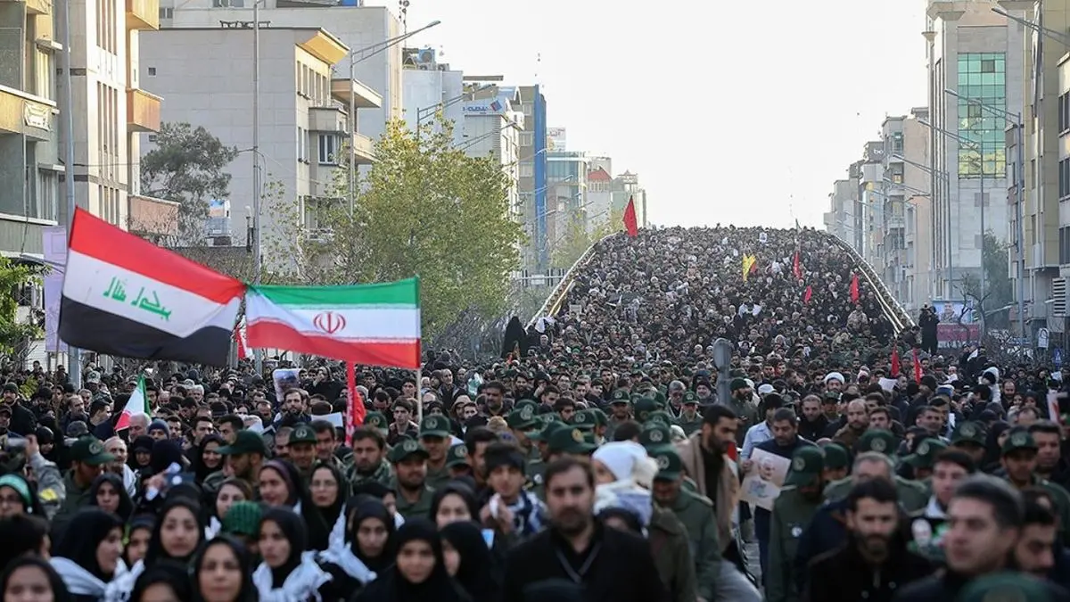 دریایی بیکران از مردم در مراسم تشییع سردار سلیمانی حضور یافته‌اند