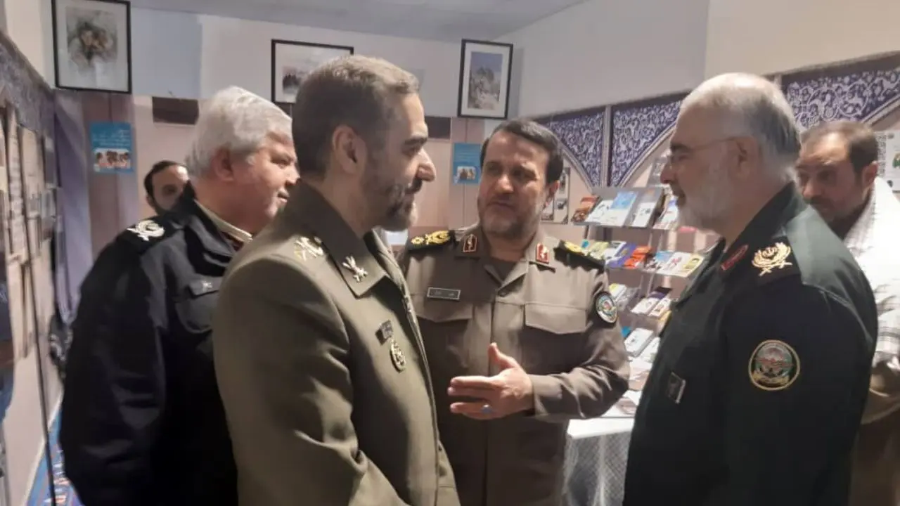 جانشین ستاد کل نیروهای مسلح از نمایشگاه کوچه‌های پایداری بازدید کرد