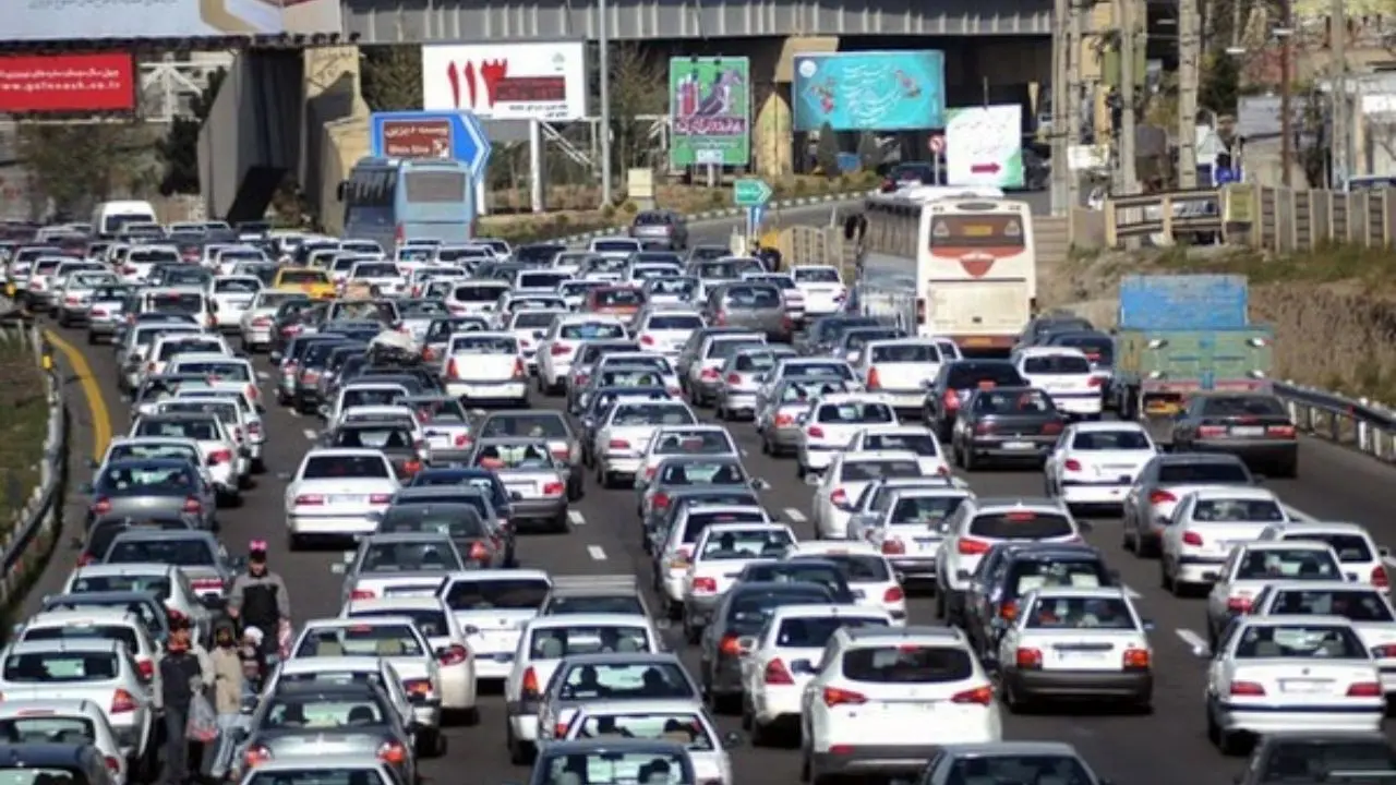 ترافیک نیمه‌سنگین در آزادراه تهران-کرج/ بارش برف و باران در البرز و تهران