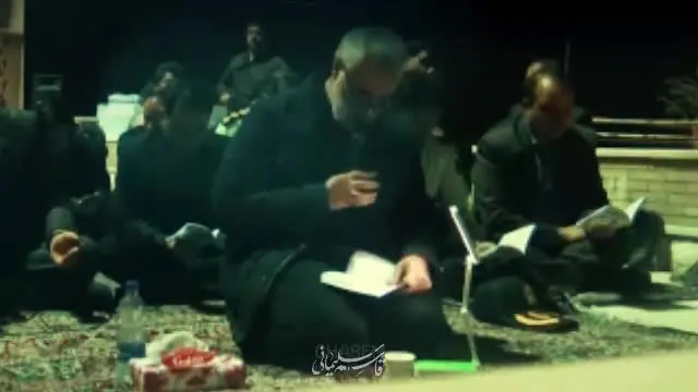 لحظاتی از قرائت دعای کمیل توسط شهید سلیمانی در جوار گلزار شهدای کرمان + ویدئو