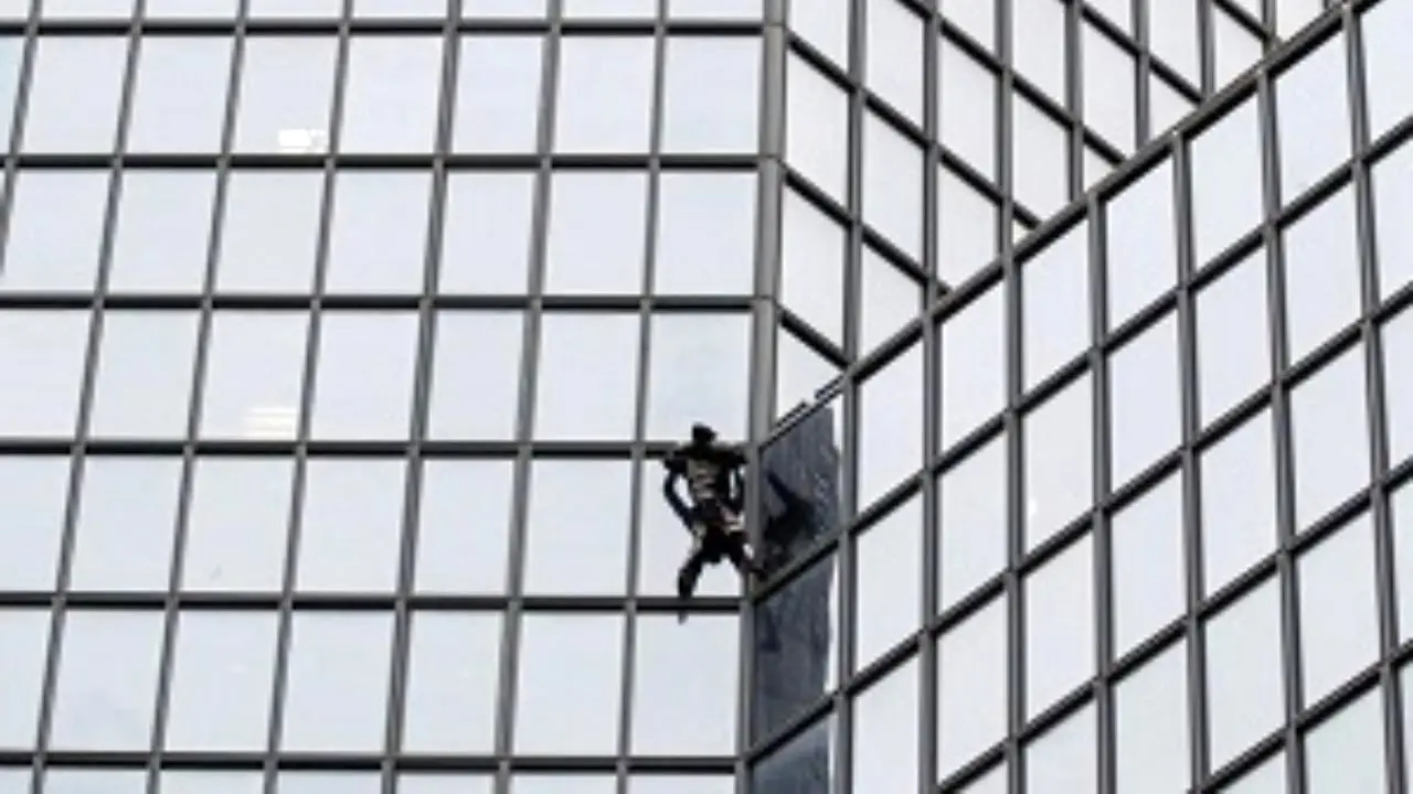 صعود دوباره مرد عنکبوتی فرانسوی به یک برج 187 طبقه + ویدئو