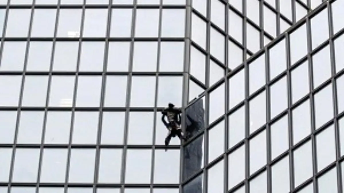 صعود دوباره مرد عنکبوتی فرانسوی به یک برج 187 طبقه + ویدئو