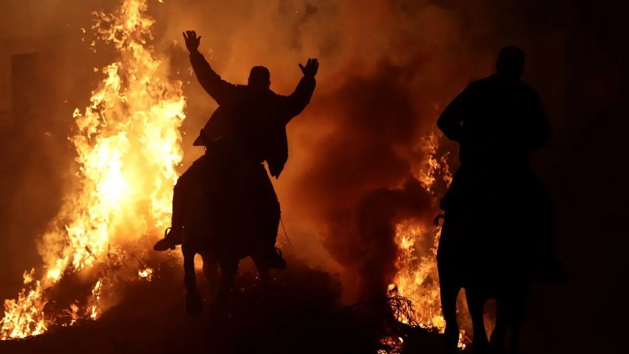 تطهیر آئینی روح اسب‌ها با آتش در اسپانیا + ویدئو