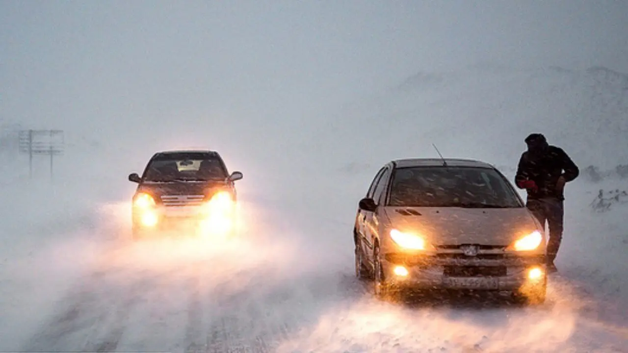 ترافیک نیمه‌سنگین در آزادراه قزوین_کرج/ بارش برف و باران در محورهای مواصلاتی 10 استان