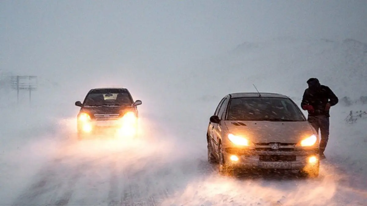 ترافیک نیمه‌سنگین در آزادراه قزوین_کرج/ بارش برف و باران در محورهای مواصلاتی 10 استان