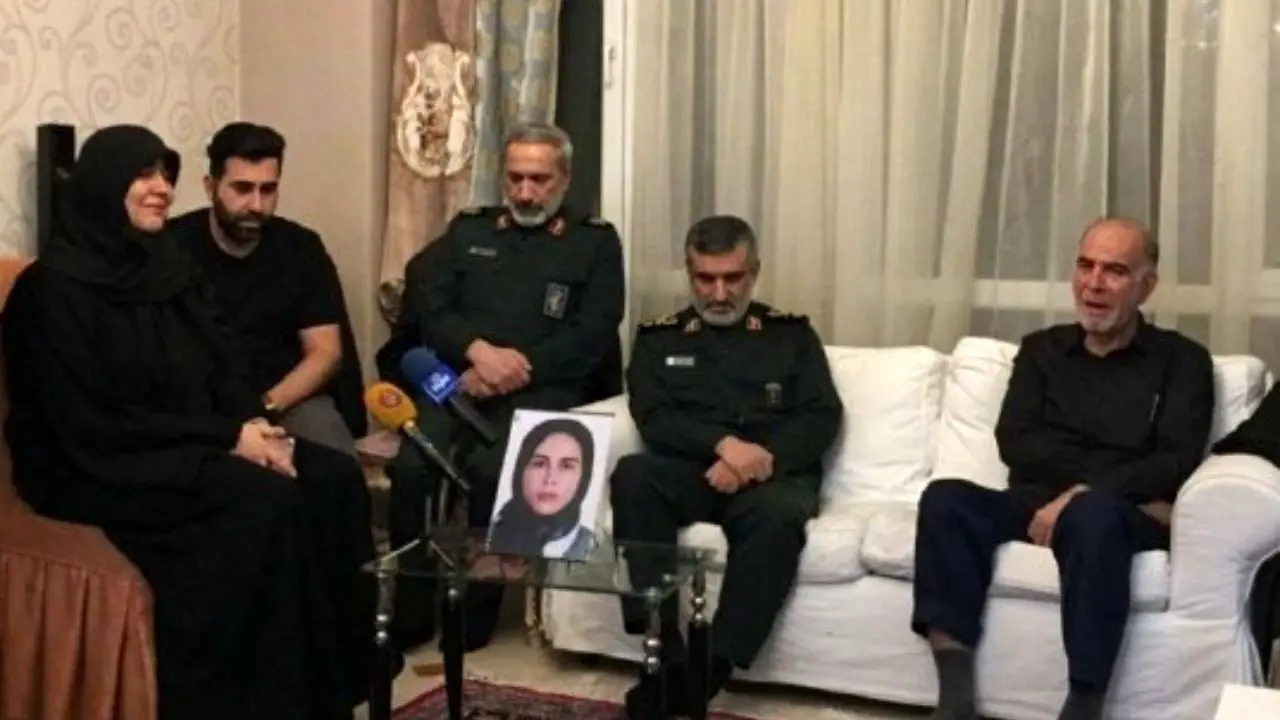 سردار حاجی‌زاده با خانواده یکی از جانباختگان حادثه سقوط هواپیما دیدار کرد + ویدئو