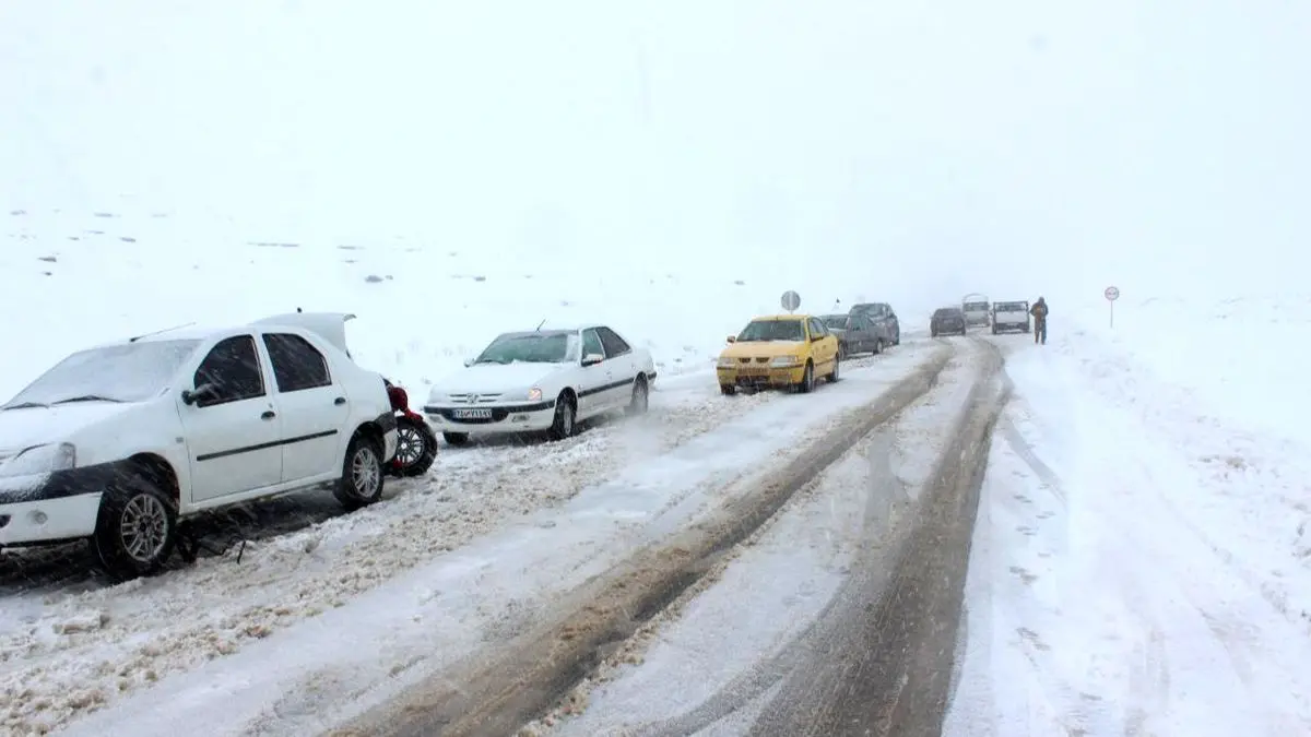 بارش برف و باران در جاده‌های کشور/ تردد با زنجیر چرخ در راه‌های 11 استان