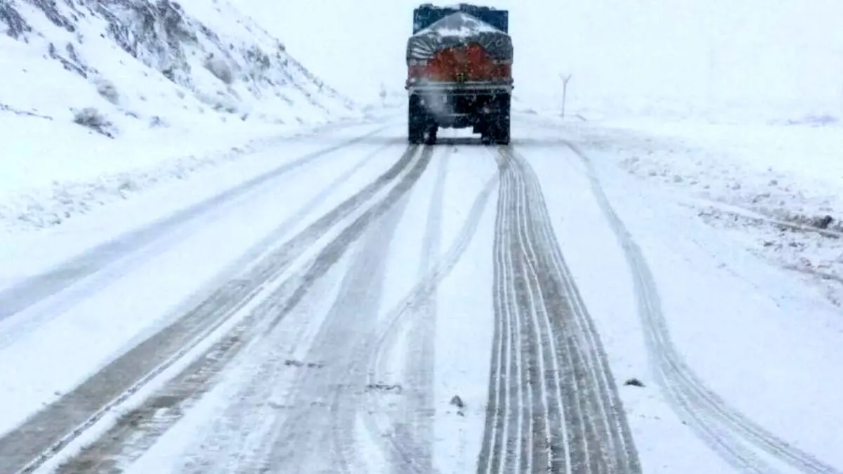 رانندگان تجهیزات زمستانی همراه داشته باشند/بارش برف و باران در جاده های کشور