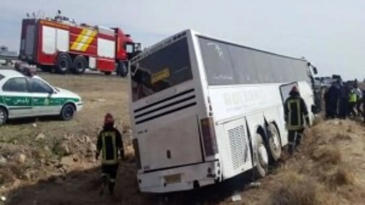 برخورد اتوبوس با کامیون در آزادراه تهران ساوه 12 مصدوم بر جای گذاشت