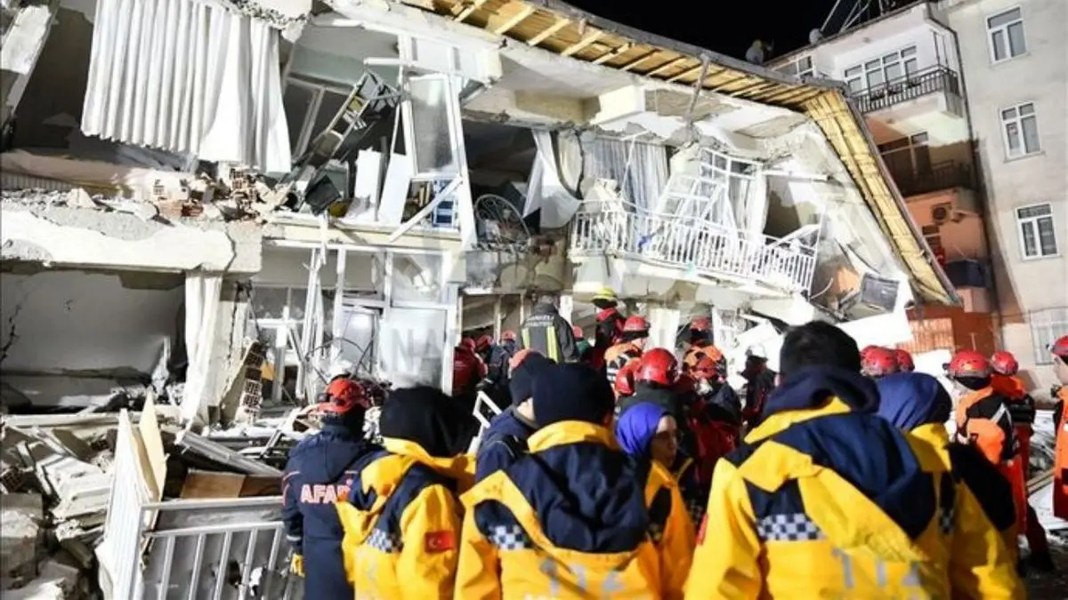زلزله ترکیه 38 کشته و 1607 زخمی برجای گذاشت/ 45 نفر همچنان زیر آوار