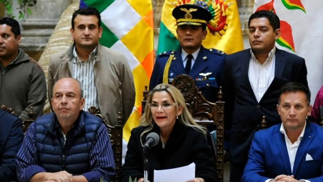رئیس‌جمهور موقت بولیوی خواستار استعفای کابینه شد