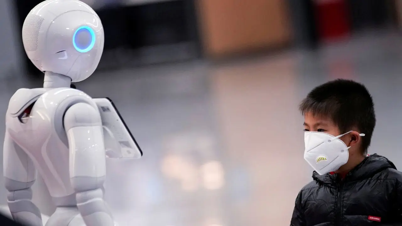 چینی‌ها برای مهار «کرونا» دست به دامن ربات‌ها شدند+ تصاویر