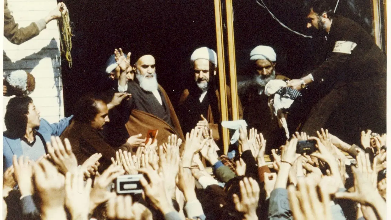 امام خمینی (ره) در بدو ورود به ایران با چه کسانی سخن گفت؟ + ویدئو