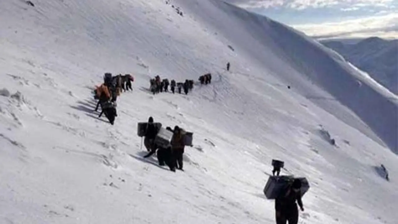 بیش از 20 کولبر در منطقه سرشیو سقز در برف و کولاک گرفتار شدند