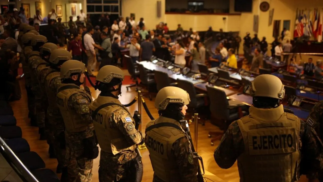 پلیس و ارتش وارد پارلمان «السالوادور» شدند