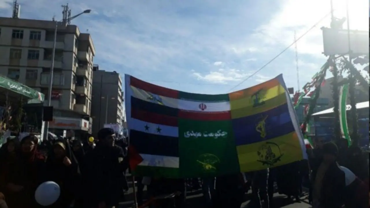 پرچمِ متحد کشورهای جبهه مقاومت در دستان راهپیمایان 22 بهمن