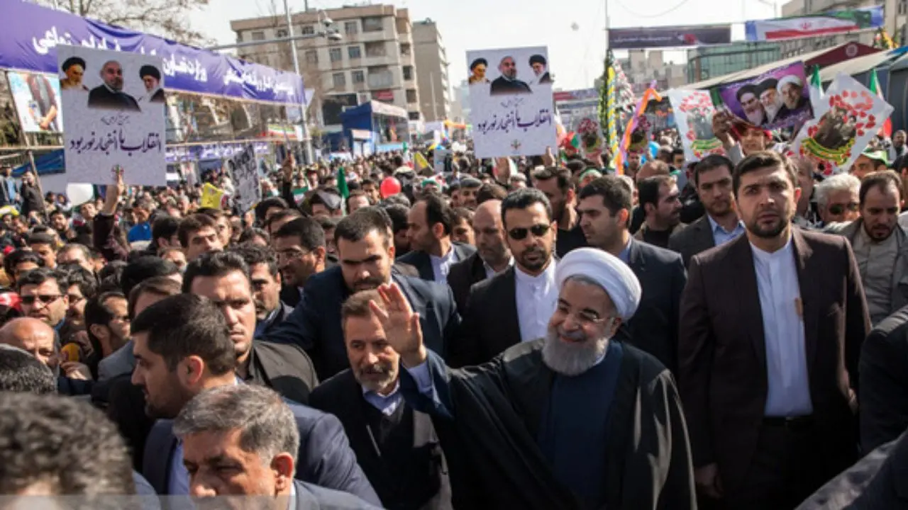 روحانی به جمع راهپیمایان یوم الله 22 بهمن پیوست