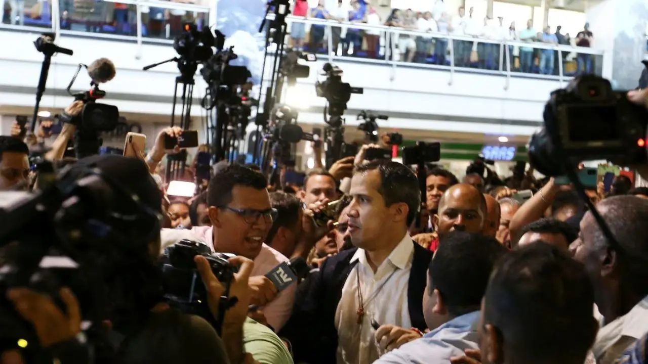 مردم ونزوئلا با سردادن شعار «قاتل» از گوایدو استقبال کردند + ویدئو