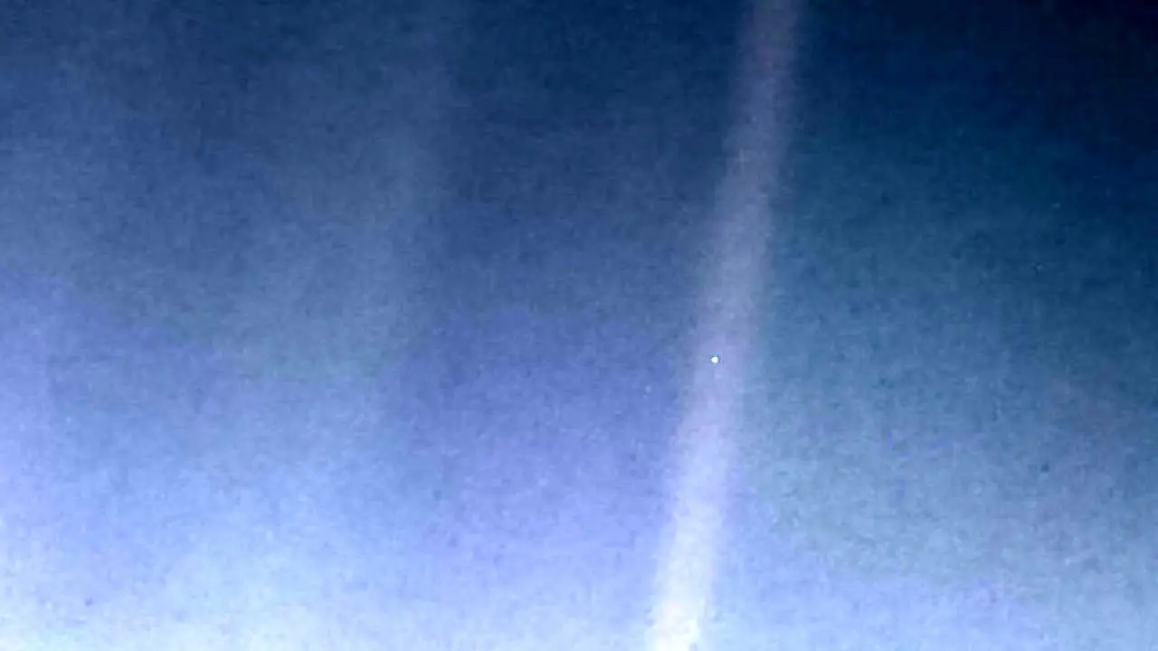 عکس روز ناسا، نقطه کم رنگ آبی