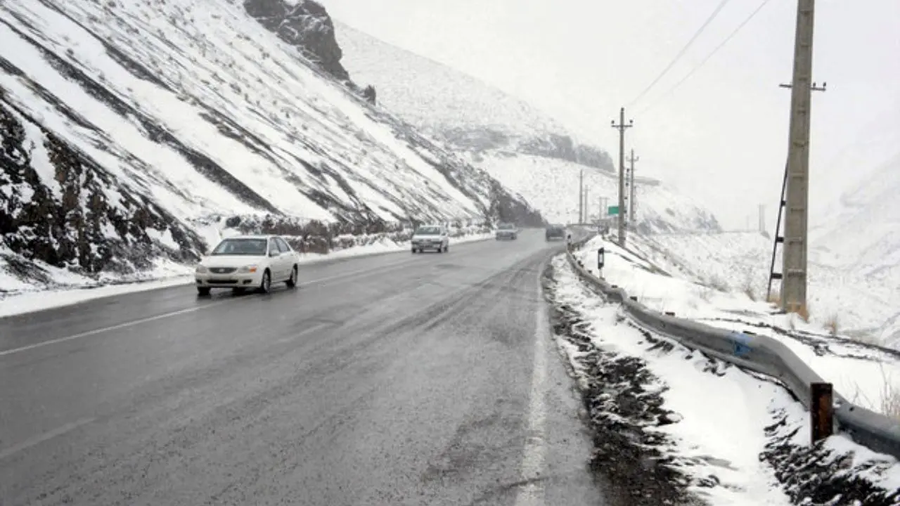 برف و باران در جاده‌های 19 استان/ هراز و کندوان برفی است