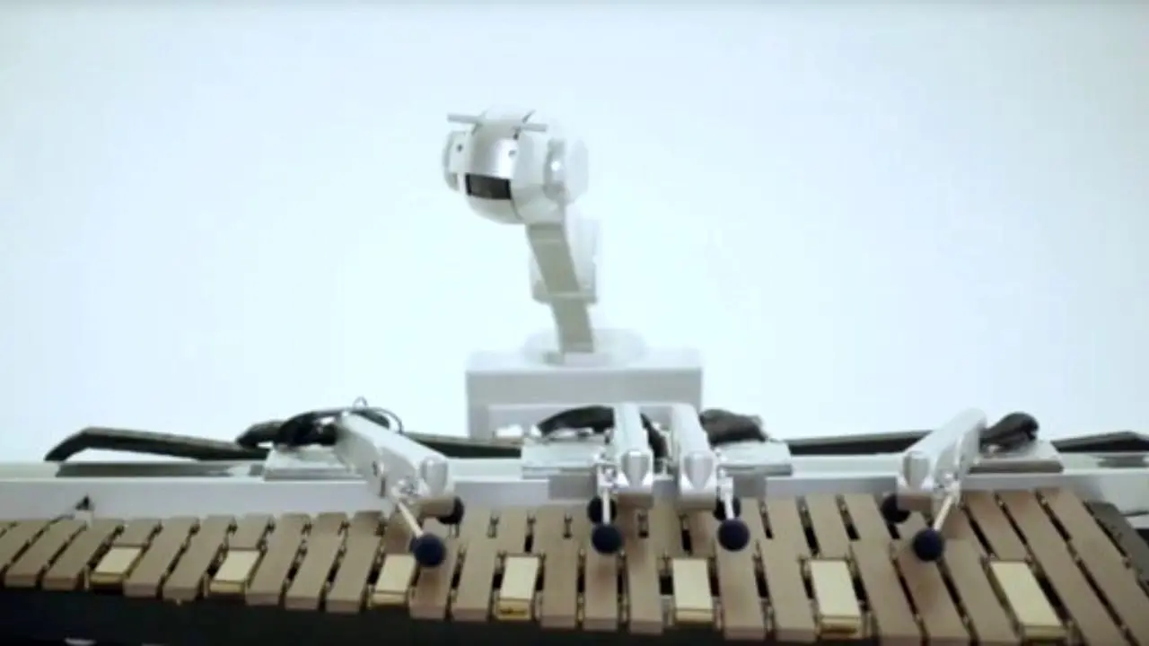 ربات نوازنده و خواننده‌ای که تور کنسرت می‌گذارد!
