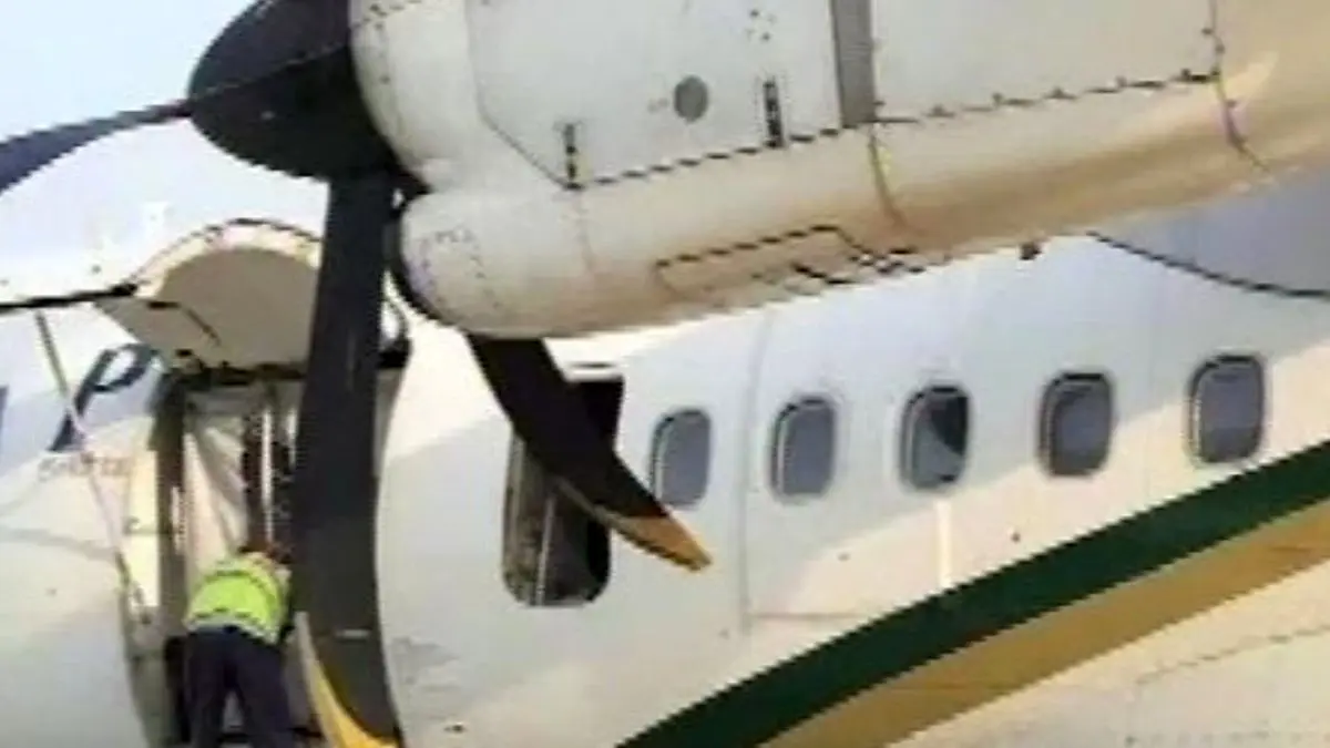 مسافر پاکستانی، در هواپیما را هنگام فرود باز کرد!