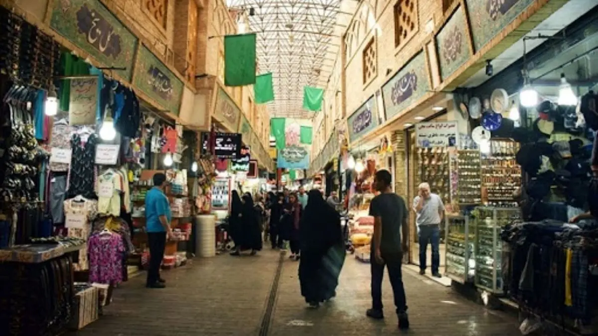 کاسبان و مغازه داران مسابقه ارزان فروشی گذاشته اند