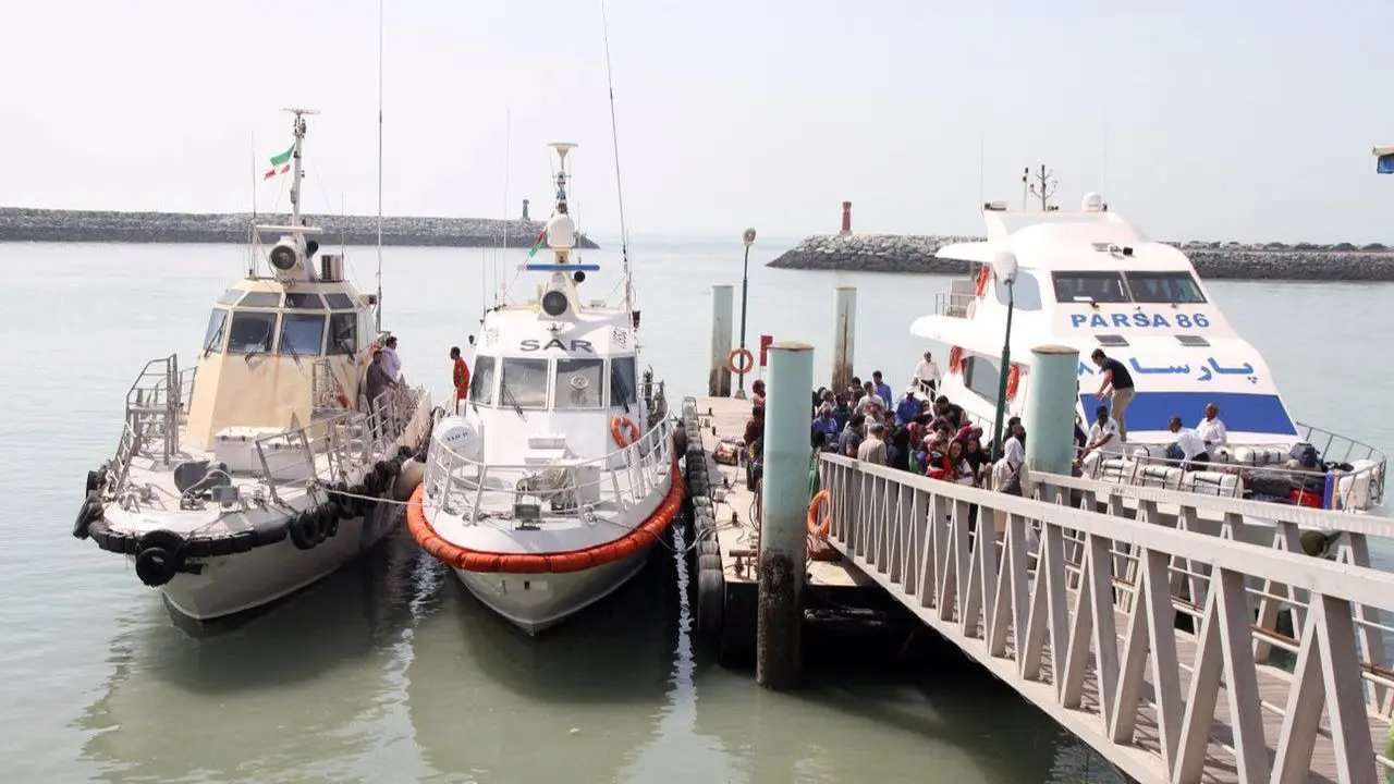 کشتی سانی جهت انتقال مسافران ایرانی از شارجه در بندر شهید باهنر پهلو گرفت+فیلم