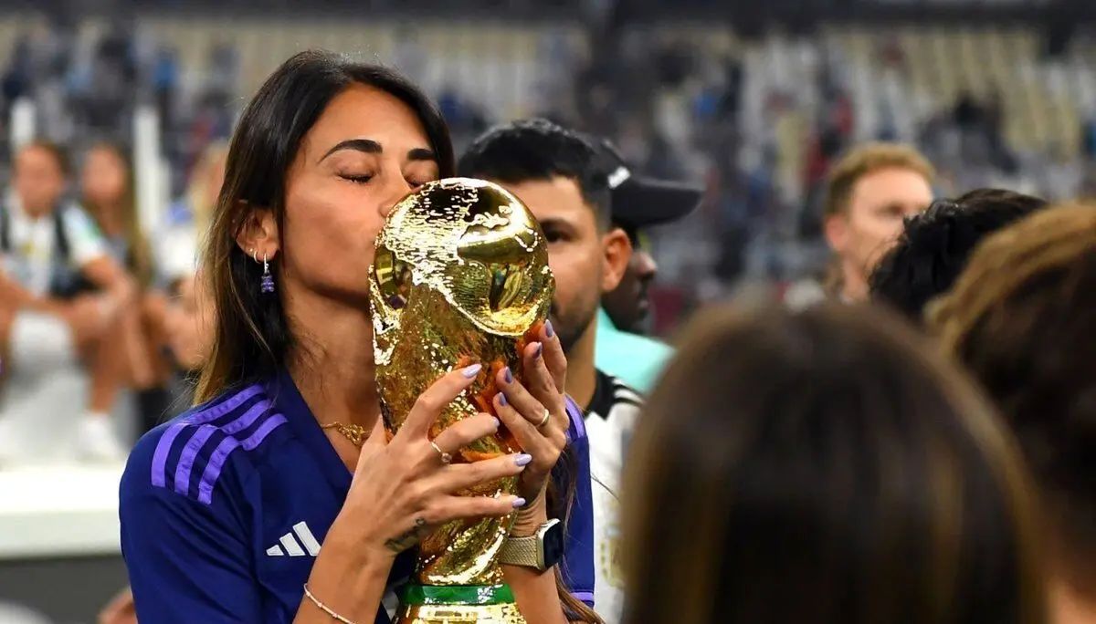 جام جهانی در دستان همسر مسی+ عکس