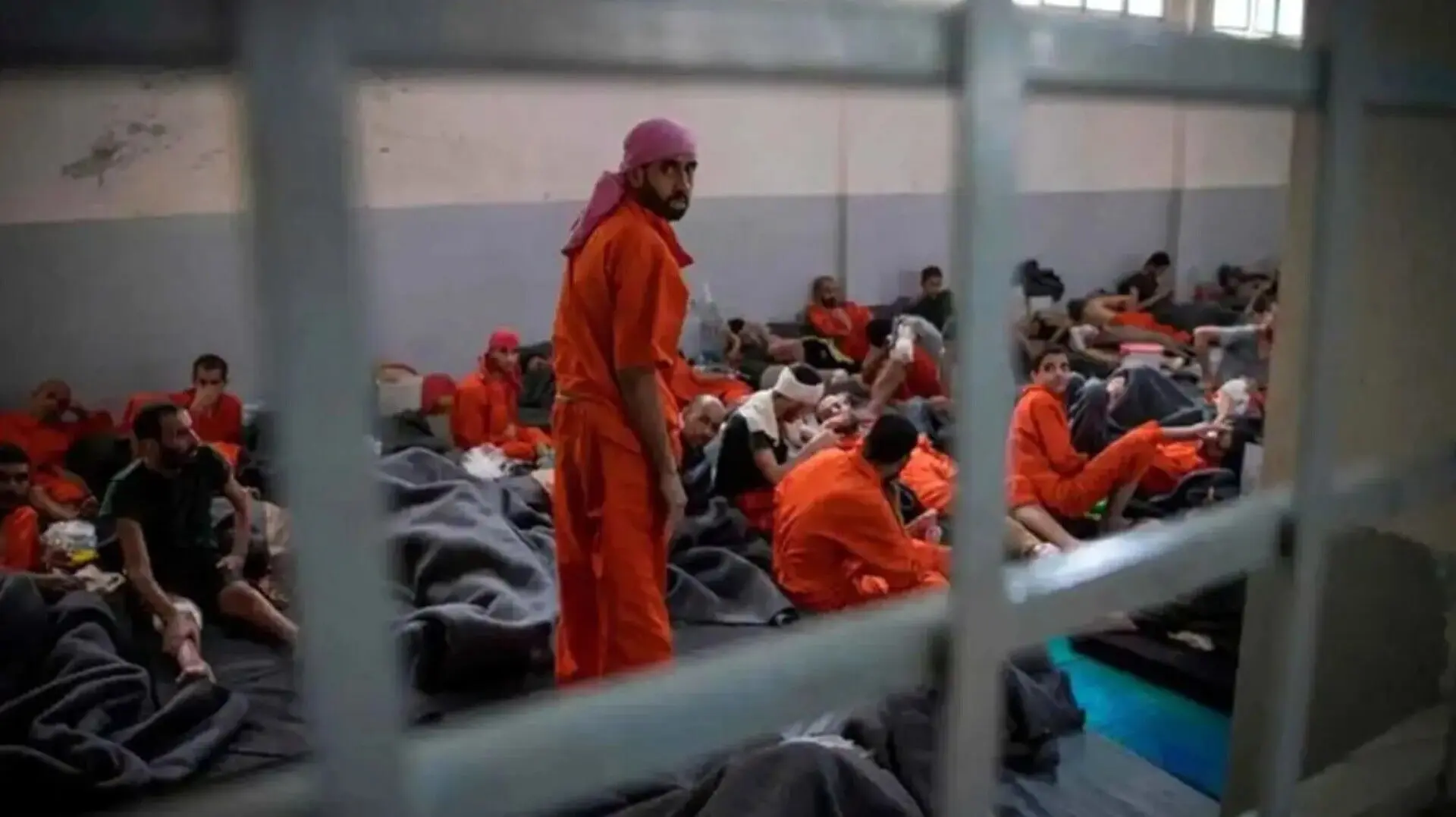 شبکه سوری: ۳۰۰ زندانی داعش تحت نظارت نیروهای آمریکایی از سوریه به عراق منتقل شدند