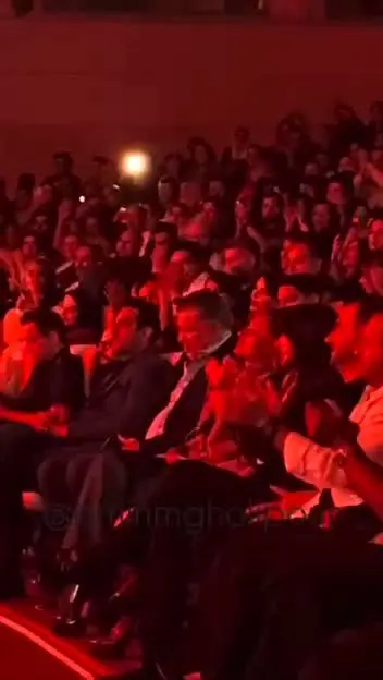 ببینید | شور و هیجان مردم از حضور علی دایی در کنسرت روزبه نعمت الهی