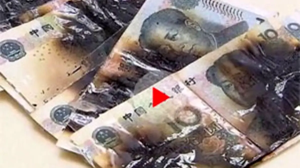 زن چینی به خاطر کرونا پول‌هایش را سوزاند