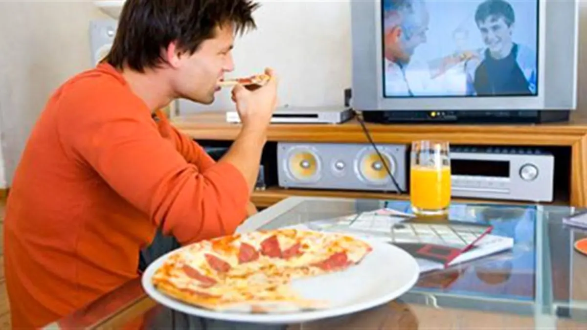 غذا خوردن مقابل کامپیوتر یا تلویزیون سبب چاقی می‌شود
