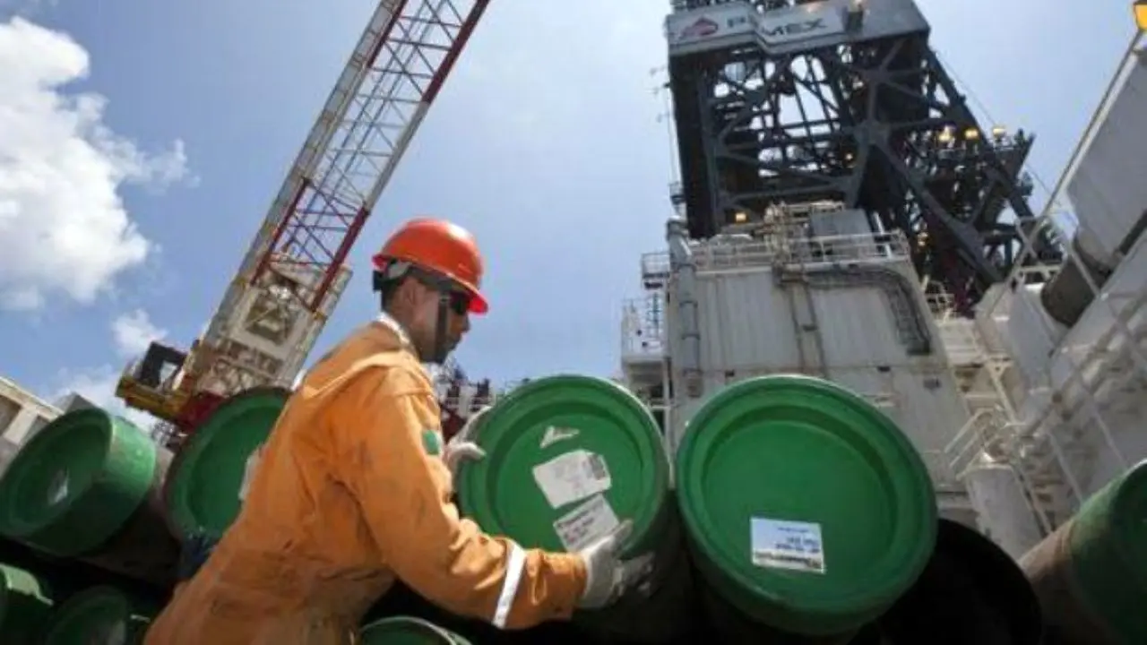 آمادگی مکزیک برای پایین آوردن 100 هزار بشکه عرضه نفت