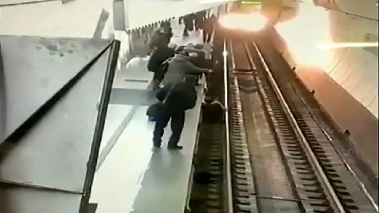 هوشیاری راننده قطار در له نکردن زن سر به هوا در ایستگاه مترو + ویدیو
