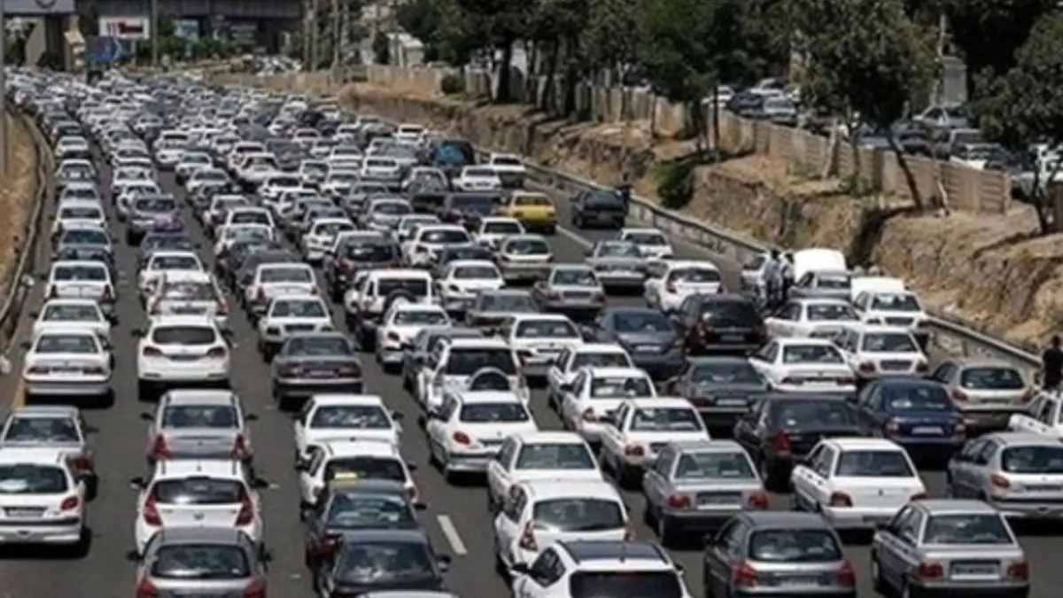 ترافیک سنگین در آزادراه قزوین_کرج-تهران/ بارش باران در محورهای مواصلاتی 8 استان کشور