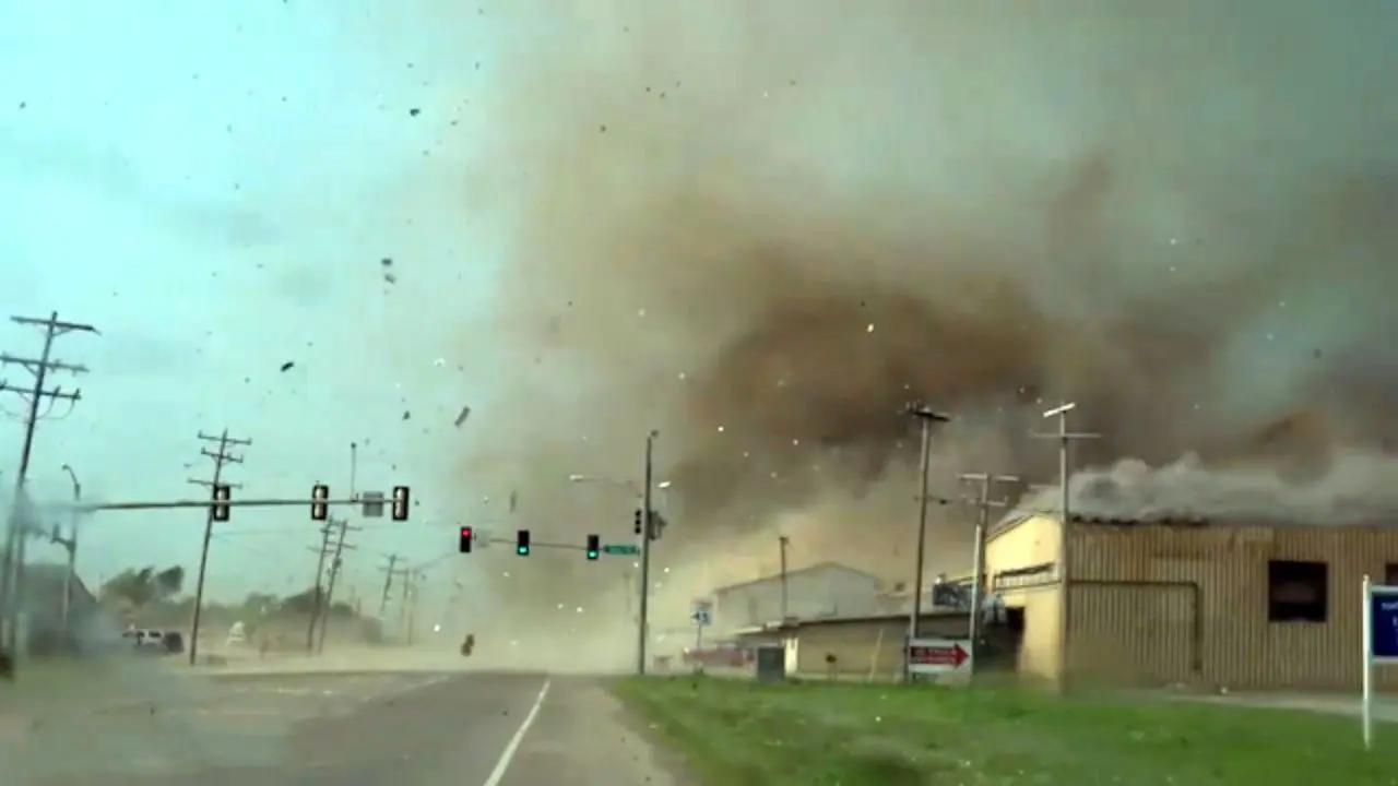فیلمبرداری یک شهروند آمریکایی از گردباد در اوکلاهاما از فاصله نزدیک + ویدئو