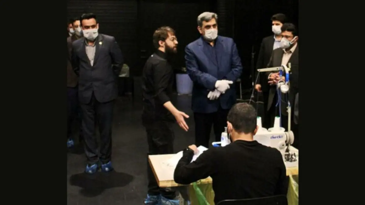 شهردار تهران از کارگاه خیریه تولید ماسک در «تالار حافظ» بازدید کرد