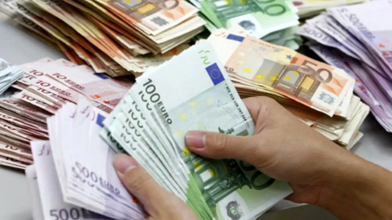 یورو روی سد مقاومتی ایستاد/ دلار نیمه کانال 15 هزار تومان