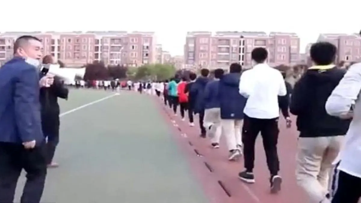 ویروس کرونا| دانش‌آموزان چینی مجبور شدند روزانه 100 دقیقه بدوند