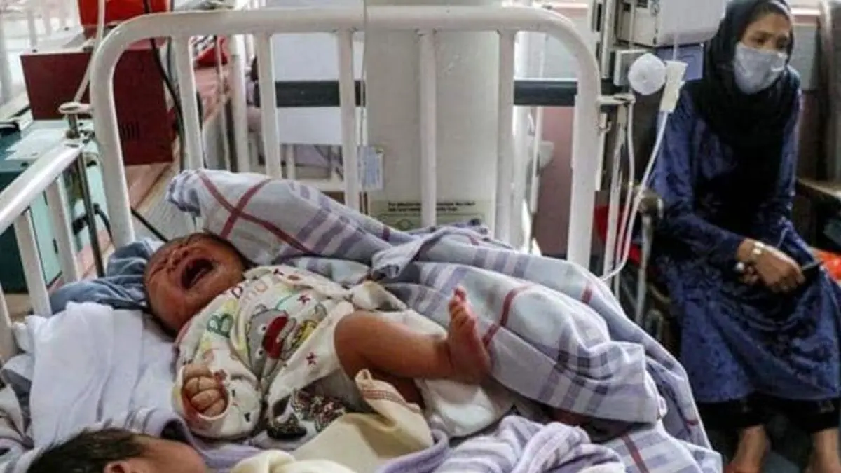 افغانستان| مادری 20 نوزاد قربانی تروریسم را همزمان شیر داد!