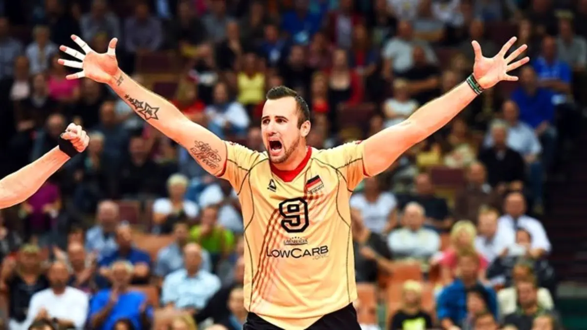 گئورگی گروزر ملقب به بمب‌افکن به سری آ رفت