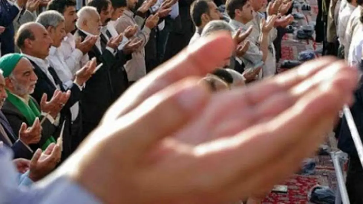 نماینده مقام معظم رهبری در دانشگاه‌ تهران نماز عید فطر را اقامه می‌کند