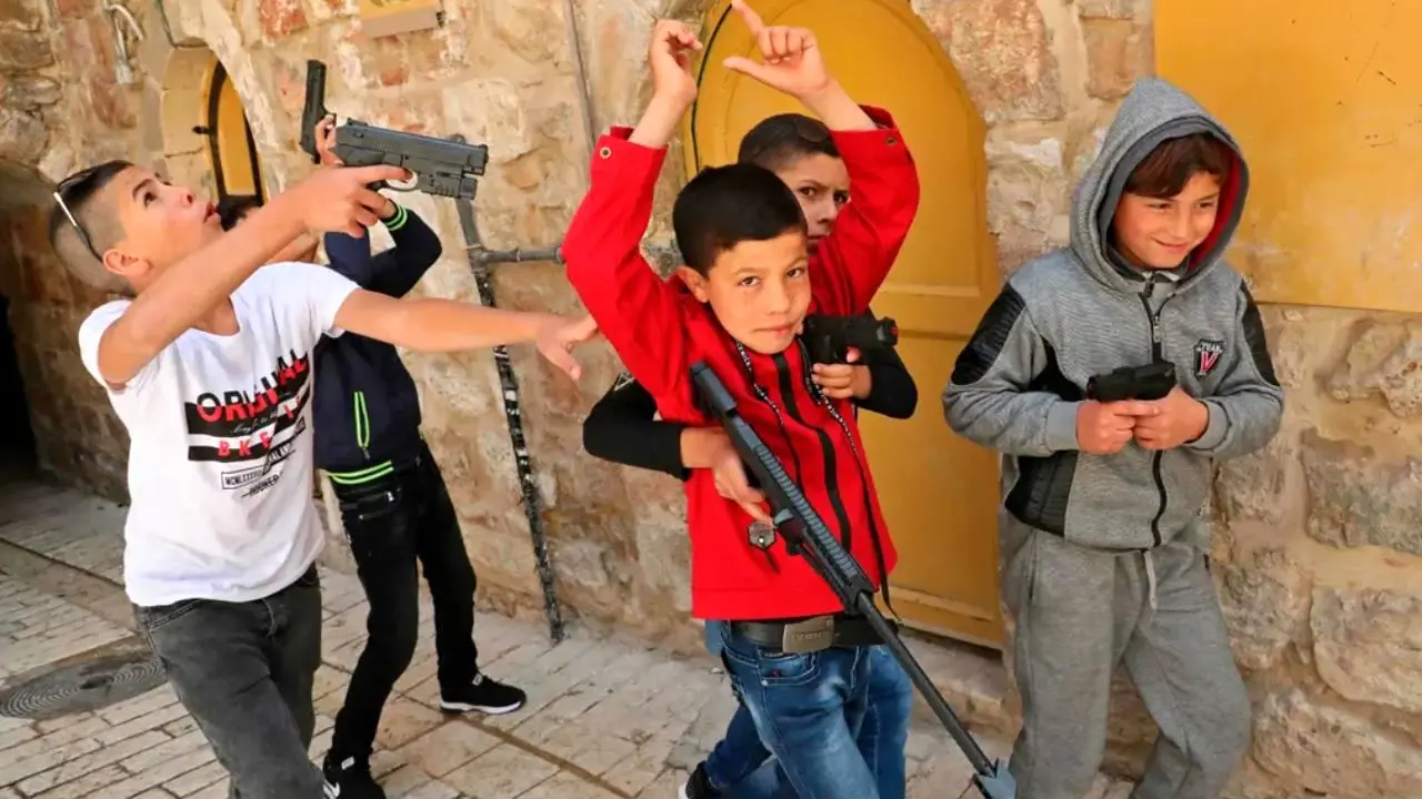کودکان فلسطینی بازی بازداشت می‌کنند+عکس